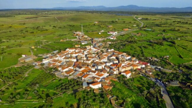Com apenas 168 habitantes, o vilarejo enfrentava um desafio comum a muitas regiões rurais: a saída dos jovens e o envelhecimento da população local