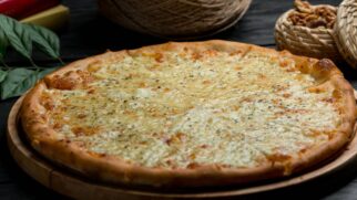 Pizza no wrap: pronta em menos de 10 minutos, com muito queijo derretido e o sabor sofisticado do alho poró.