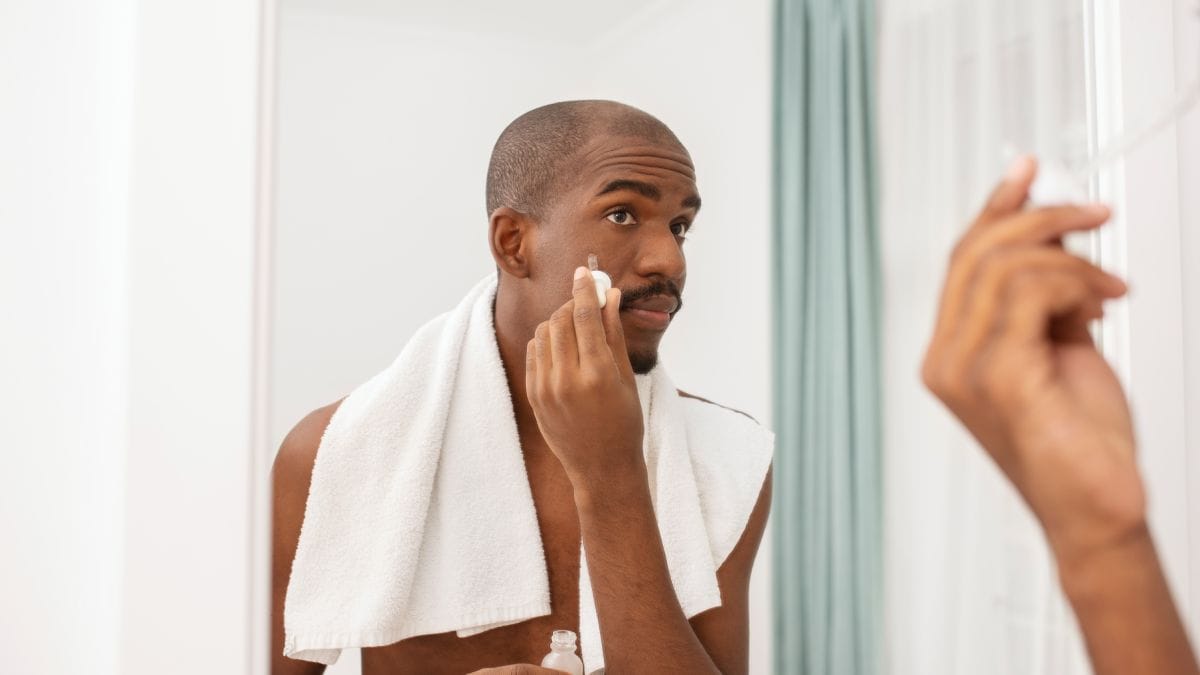 Enquanto 64% dos homens afirmaram utilizar produtos de skincare (Fotos: Freepik)