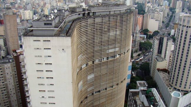 Com uma estrutura monumental de 120 mil m² de área construída e 32 andares, o Copan é o maior prédio residencial do Brasil
