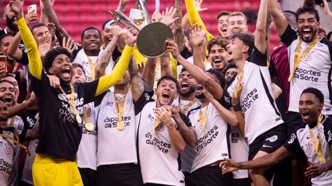 Corinthians bateu o Flamengo por 2 a 0 e conquistou a Supercopa Rei