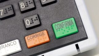 TSE proíbe celulares na cabine para garantir que o sigilo da urna não seja violado por fotos, combatendo o chamado "voto de cabresto" digital. Divulgação/TSE