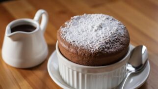Em apenas 3 minutos, o bolo de caneca sai fumegante do micro-ondas e transforma qualquer vontade de doce em realidade imediata.