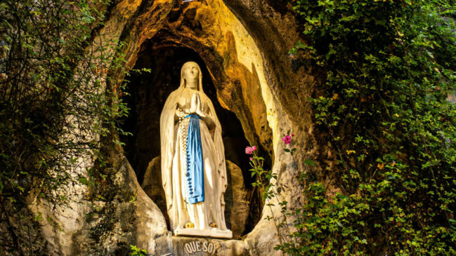 Entenda por que Lourdes virou símbolo de fé e conheça uma oração simples para pedir cura e amparo aos que sofrem.