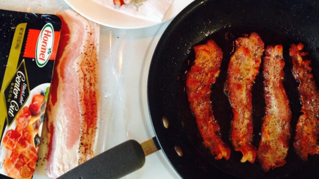 Os dias das frigideiras estão contados quando o assunto é preparar bacon