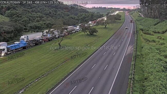 Reflexo desse congestionamento atinge diretamente as Marginais Pinheiros e Tietê, que operam com velocidade reduzida