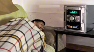 Estudos apontam que dormir com som ambiente controlado acalma a mente, mascara ruídos e melhora a qualidade do sono.