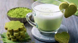 Matcha é produzido a partir das folhas da planta Camellia sinensis (variedade tencha) cultivadas à sombra