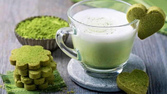 Matcha é produzido a partir das folhas da planta Camellia sinensis (variedade tencha) cultivadas à sombra