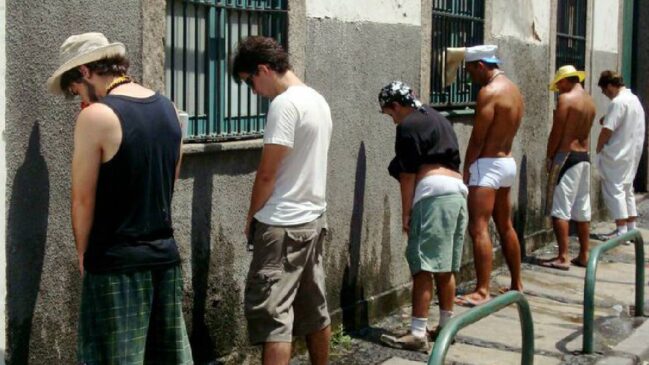 Carnaval lota as ruas de São Paulo, mas xixi em via pública é infração e pode gerar multa de R$ 500.
