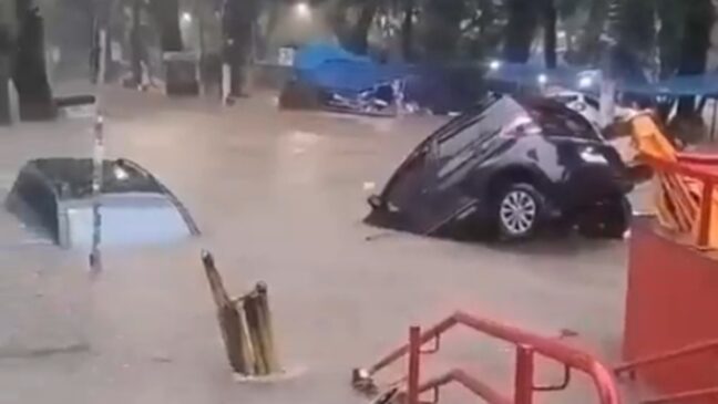 Carros boiam durante forte tempestade na cidade de São Paulo