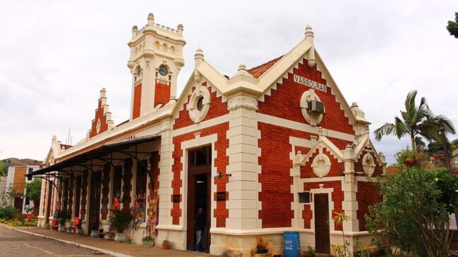 Vassouras reúne história do café, praças e atrações naturais nos arredores; entenda como ir e quando o clima ajuda mais a passear
