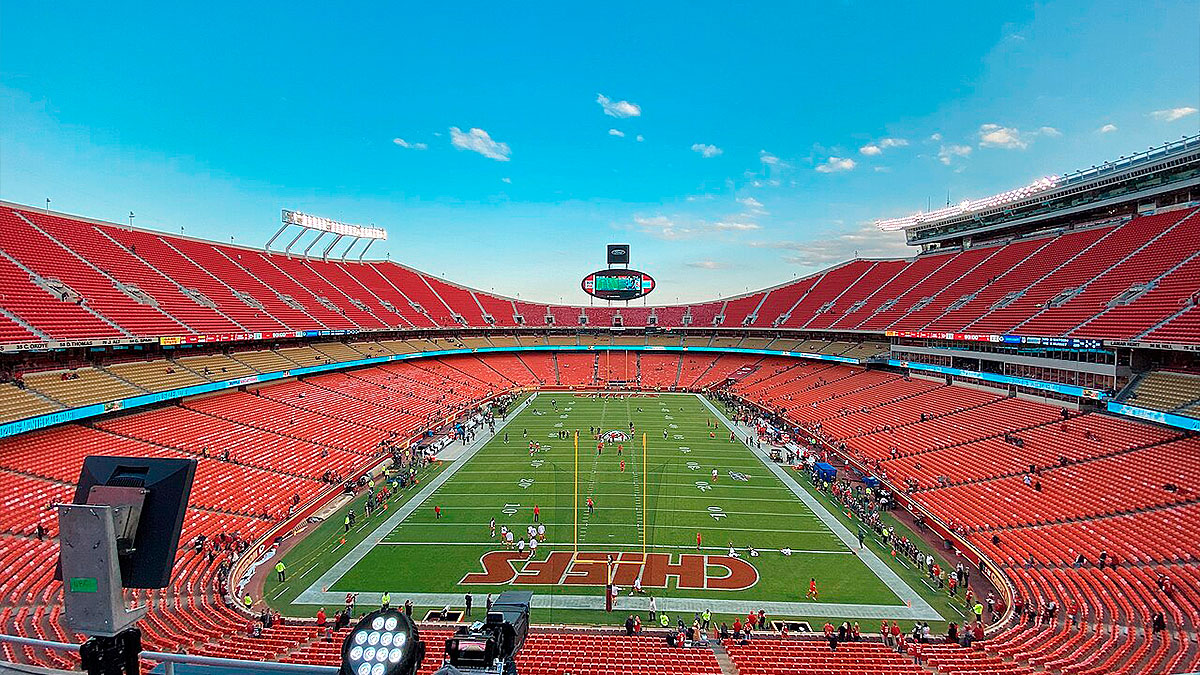 O Kansas City Stadium é a arena mais barulhenta do mundo dos esportes de acordo com o Guinness Book of World Records. A casa do Kansas City Chiefs da NFL atingiu o nível recorde de 142,2 decibéis quando o tempo aconteceu no New England Patriots em 2014. Divulgação/KJ 1595/Wikimedia Commons