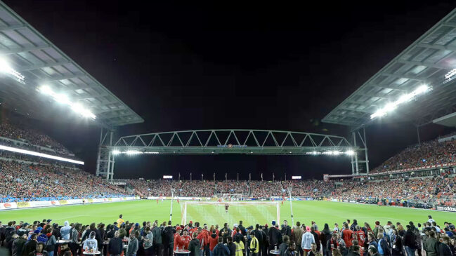O Toronto Stadium foi inaugurado para a Copa do Mundo Sub-20 da FIFA de 2007 e foi palco da final vencida pela Argentina. Construído com um teto ao estilo Premier League e com arquibancadas íngremes ao redor do gramado, a estrutura lembra os estádios do futebol britânico. Divulgação/FIFA