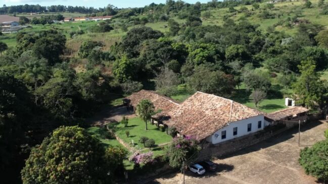 Construída com técnicas de taipa de pilão e pau-a-pique, a casa preserva paredes originais e elementos que atravessaram séculos