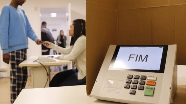 Para evitar o cancelamento do título e o bloqueio de passaportes ou concursos, o eleitor deve quitar multas e atualizar o cadastro até o dia 6 de maio.