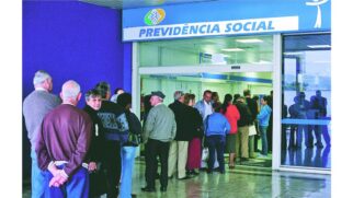 Pedido de aposentadoria por idade exige checagem prévia de tempo de contribuição e documentos antes do envio digital / Agência Brasil