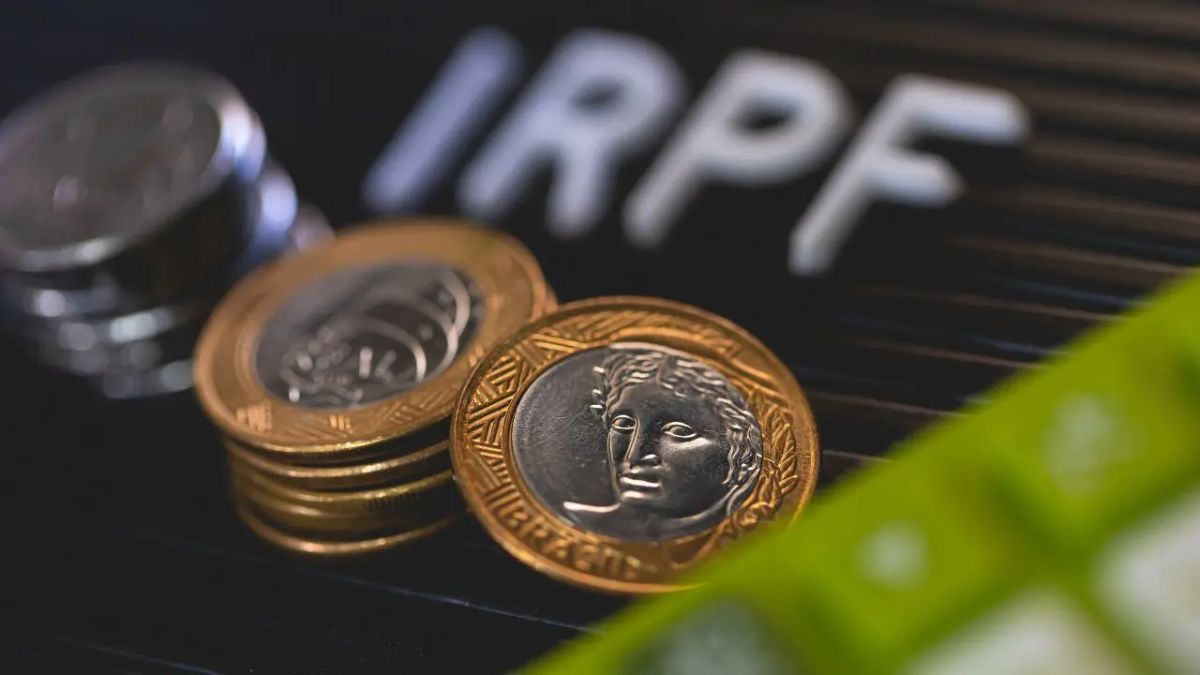 A partir do mês em que completa 65 anos, o cidadão passa a ter direito a uma parcela de isenção adicional sobre os proventos da inatividade