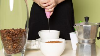 Para conseguir um resultado suave com seu café instantâneo, você deve utilizar o método de dissolução em água fria