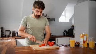 A cozinha, que antes era um cômodo puramente laboral, recebeu outras atribuições no cotidiano