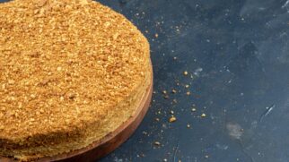 Cremosa e irresistível: a torta de paçoca que derrete na boca conquista pelo sabor intenso de amendoim.