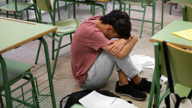 Voltar à escola no sonho pode sinalizar crescimento ou autocobrança; entenda quando é só memória e quando vira alerta emocional