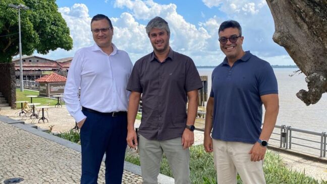 O diretor do GMG, Hiram Baroli, o diretor da Gazeta, Daniel Villaça, e o representa comercial Bosco Rezende