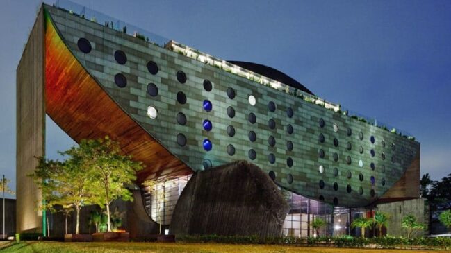 Ícone da hotelaria boutique e da arquitetura contemporânea da capital, o Hotel Unique é um dos endereços mais reconhecidos do segmento de luxo em São Paulo.