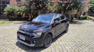Basalt Dark Edition combina proporções elegantes com a robustez transmitida pelas linhas marcantes que percorrem toda a carroceria, com detalhes em vermelho em alguns pontos