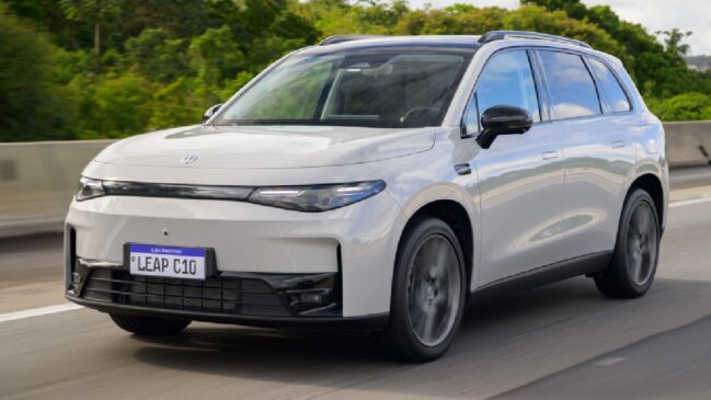 Trata-se do programa "Leapmotor por Assinatura", que disponibiliza o C10 Ultra-Híbrido (REEV) com condições especiais para locação, podendo ser contratado via online ou na rede de concessionárias.
