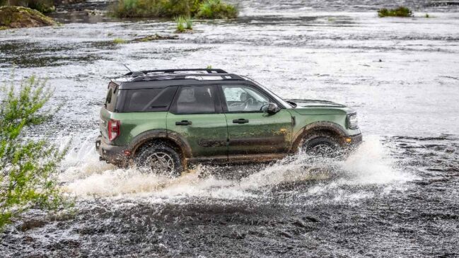 Atenta às chuvas fortes, comuns no verão na maior parte do Brasil, a Ford dá dicas de como o motorista deve conduzir seu carro em alagamentos. "A primeira regra ao dirigir na chuva é dobrar a atenção, reduzir a velocidade e antecipar as frenagens, pois a
