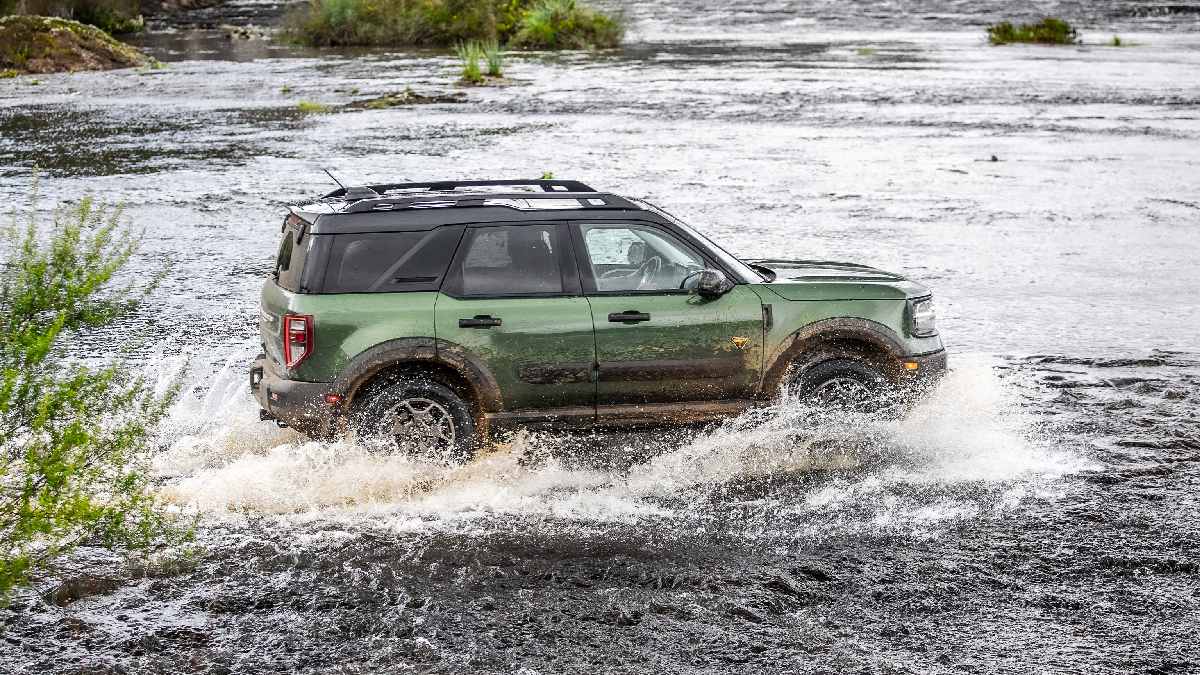 Atenta às chuvas fortes, comuns no verão na maior parte do Brasil, a Ford dá dicas de como o motorista deve conduzir seu carro em alagamentos. "A primeira regra ao dirigir na chuva é dobrar a atenção, reduzir a velocidade e antecipar as frenagens, pois a