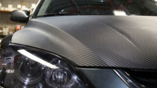 Personalizar o carro sem recorrer à pintura definitiva, proteger a lataria e até valorizar o veículo na revenda estão entre os principais motivos para o envelopamento