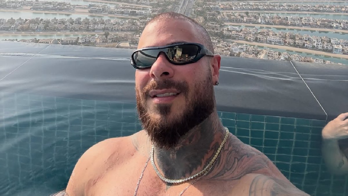 Nascido no Rio de Janeiro em 5 de julho de 1992, Leo conquistou seus primeiros momentos de fama em 2006, ainda fora das academias, com a criação do Bonde do Stronda