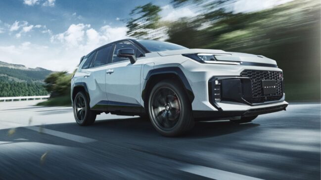 A sexta geração do SUV japonês incorpora uma bateria de grande capacidade que permite rodar até 150 quilômetros sem gastar combustível e entrega uma potência combinada impressionante