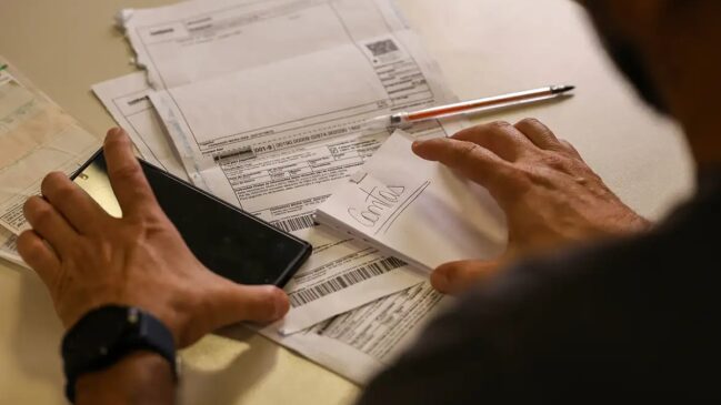 Novo salário mínimo de R$ 1.621 começa a ser pago nesta segunda-feira (02/1)