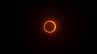 Fenômeno recebe o nome de anel de fogo por conta da borda do Sol que permanece visível ao redor da Lua