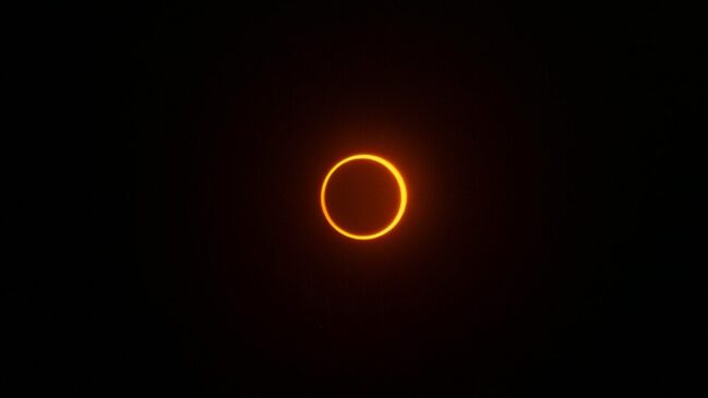 Fenômeno recebe o nome de anel de fogo por conta da borda do Sol que permanece visível ao redor da Lua