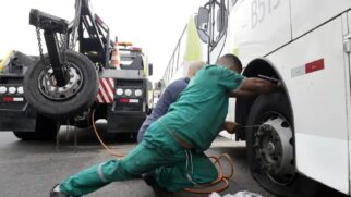 As linhas coloridas presentes nas bandas de rodagem de pneus novos são importantes para os fabricantes, mas geralmente irrelevantes para o usuário
