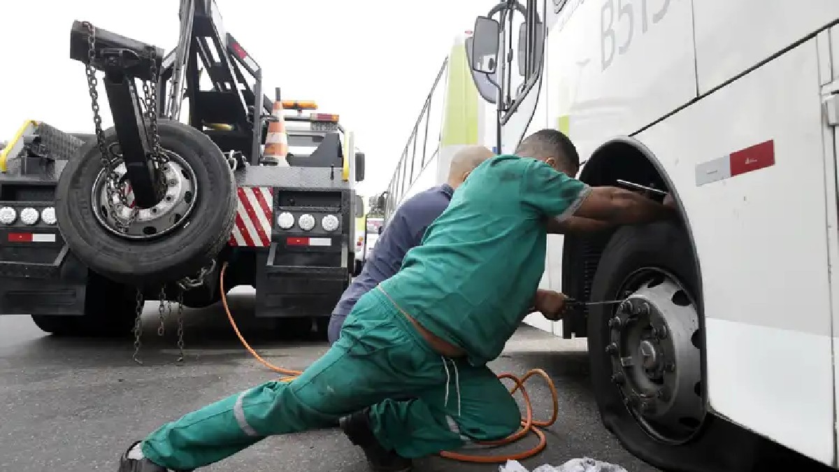 As linhas coloridas presentes nas bandas de rodagem de pneus novos são importantes para os fabricantes, mas geralmente irrelevantes para o usuário
