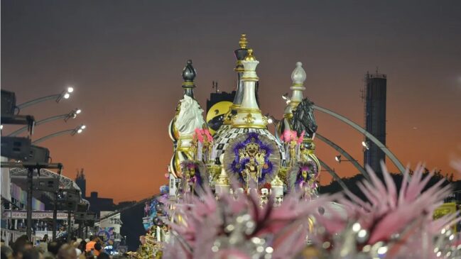 Carro da Rosas de Ouro, campeã em 2025, no Desfile do Grupo Especial daquele ano