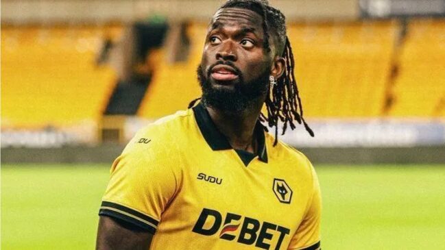 Tolu Arokodare, jogador nigeriano do Wolverhampton, que sofreu ofensas de cunho racial nas redes sociais