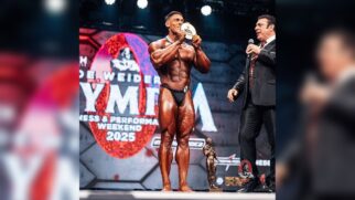 Ramon Dino com a medalha de ouro do Mr. Olympia 2025