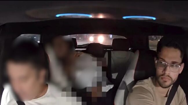 Imagens divulgadas pelo próprio motorista mostram dois homens no banco traseiro se beijando. Em seguida, um deles se abaixa e realiza movimentos que aparentavam a prática de sexo oral
