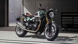 Sob o tanque, o motor bicilíndrico Bonneville 1200 entrega 105 cavalos a 7.750 rpm e 11,5 kgfm de torque, com resposta imediata do acelerador graças à ignição a 270 graus e ao virabrequim de baixa inércia