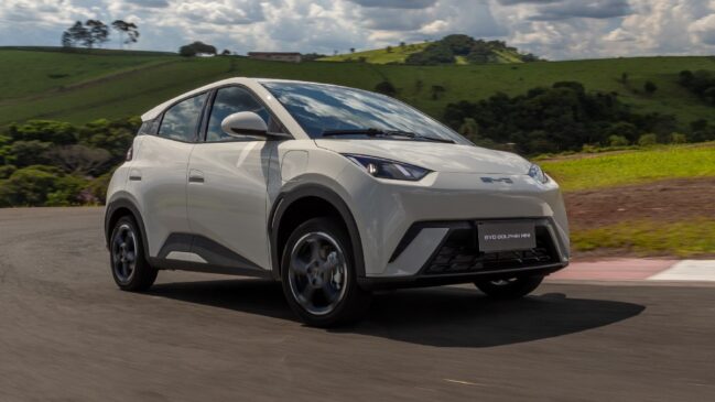 A BYD continua comandando os dois segmentos. Nos elétricos, a marca chinesa teve 5.113 veículos comercializados em janeiro e 62,1% de participação, com liderança do Dolphin Mini, com 2.840 exemplares vendido
