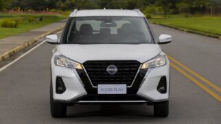 Com base em avaliações referentes a 2025, o Kicks Play foi escolhido como o "Melhor SUV para Pessoas com Deficiência"