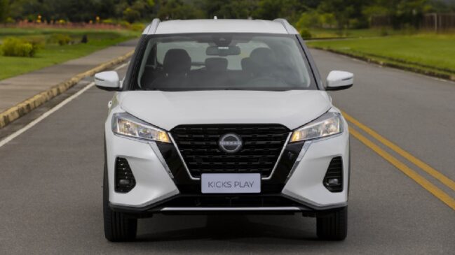 Com base em avaliações referentes a 2025, o Kicks Play foi escolhido como o "Melhor SUV para Pessoas com Deficiência"