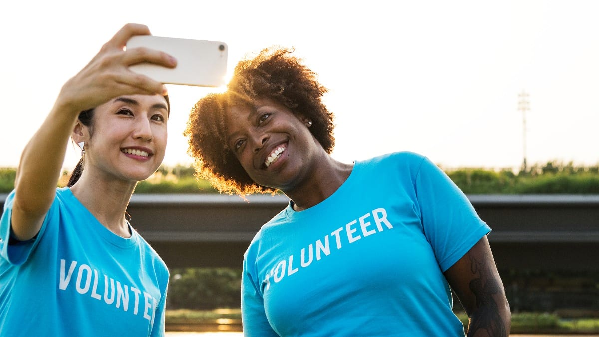 Voluntariado também é rede social offline: muita gente viaja assim para ter "porta de entrada" em comunidades locais (Foto: Freepik)