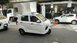 Veículos elétricos de três rodas chamam atenção em SP, mas valor de venda ao público não foi divulgado em reportagens confiáveis.
